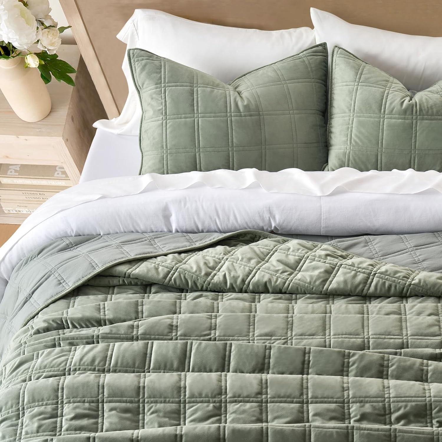 EVERGRACE 3 Pieces Luxurious Velvet Quilt King Size, Ultra Soft Bedspread Coverlet Set, Double Box Stitch Lightweight Velvet Comforter for All Season with 2 Shams, Sage Green, 108''x96''