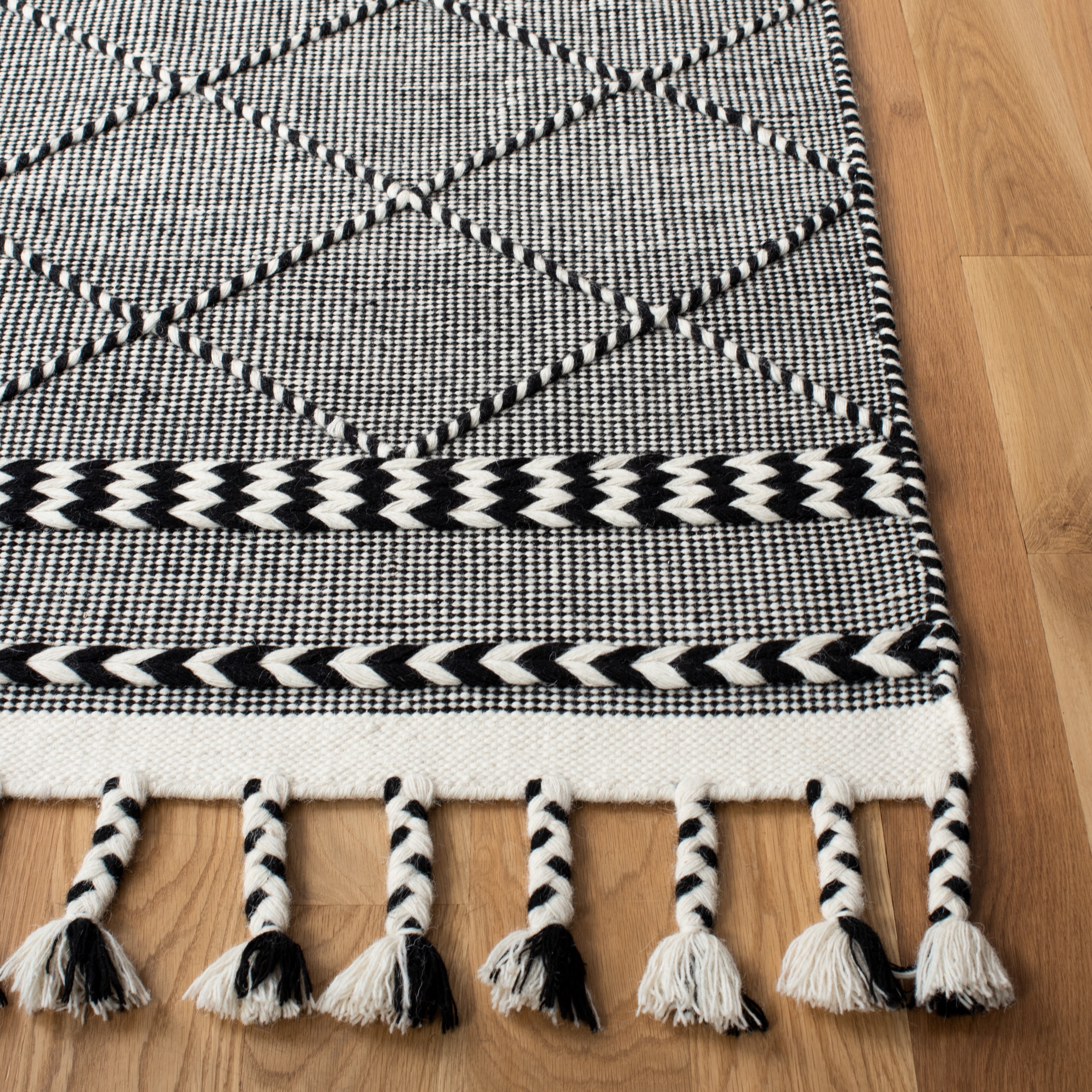 SAFAVIEH Casablanca Roswell Geometric Runner Rug, Black/Ivory, 2'3" x 8'