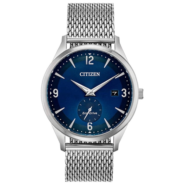 reloj citizen eco-drive by the way bv1110-51l - s022 Reloj para hombre con caja de acero inoxidable de 40 mm y esfera azul, bisel azul, manecillas y marcadores plateados con números a las 12, 3, 6 y 9; correa de malla metálica gris, ventana de fecha a las 3 y subesfera Eco-Drive a las 6. Vista frontal centrada sobre fondo blanco. 3 ATM de resistencia al agua.