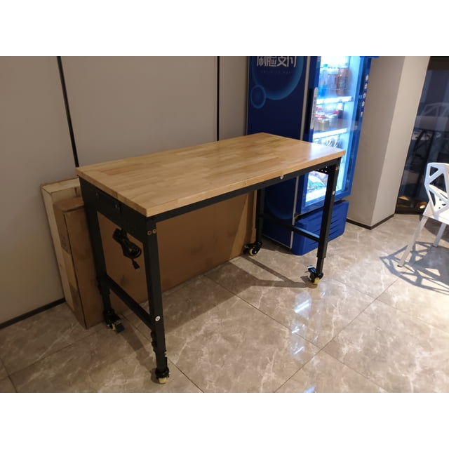 Nouvel Établi 2025 à Hauteur Réglable 60 Pouces x 22 Pouces, Table de Travail avec Dessus en Bois de Caoutchouc, Poste de Travail Robuste avec Prises de Courant et Roues, Capacité de Charge de 2000 Lb, Table de Travail en Bois Franc