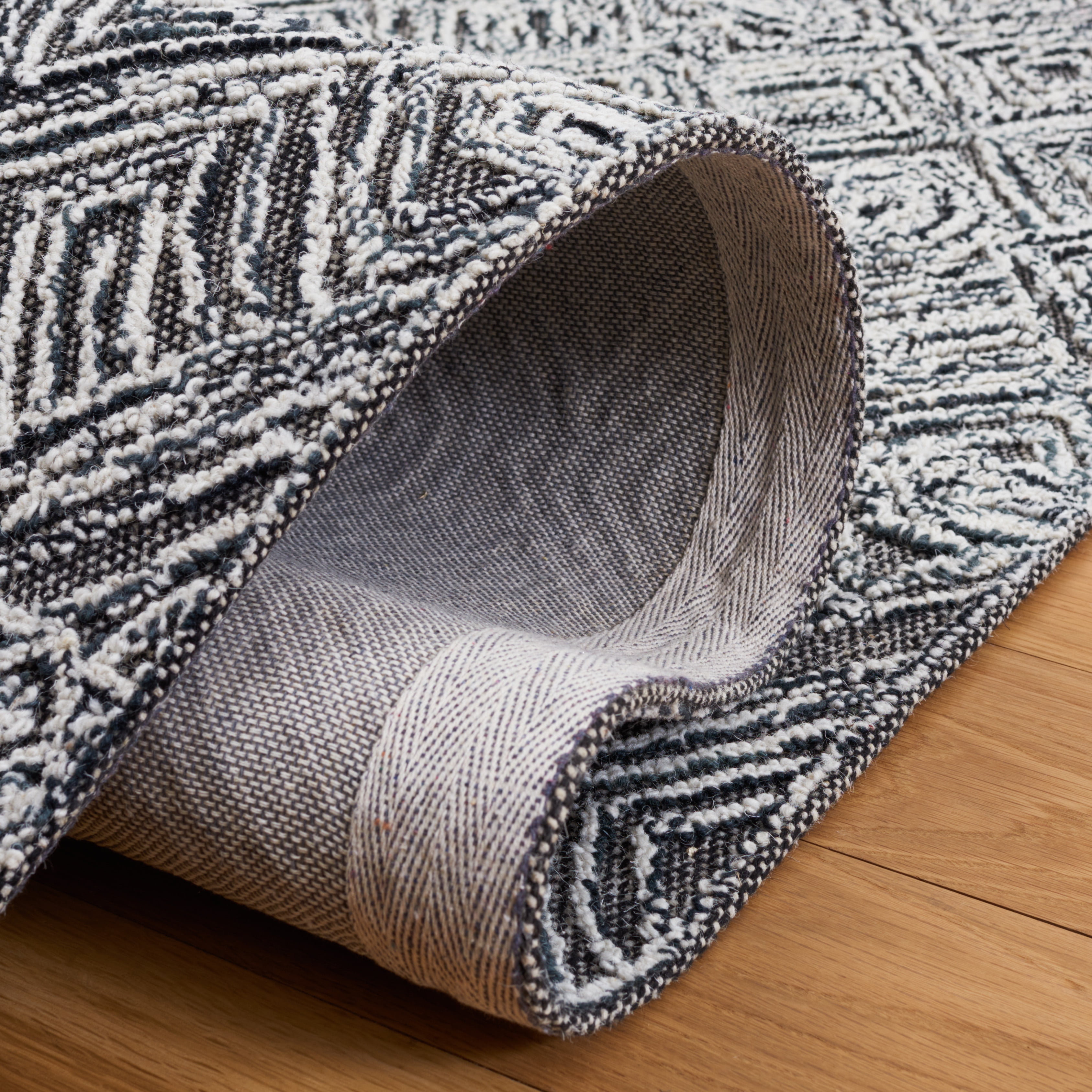 SAFAVIEH Textural Adrasteia Geometric Area Rug, Black/Ivory, 4' x 6'