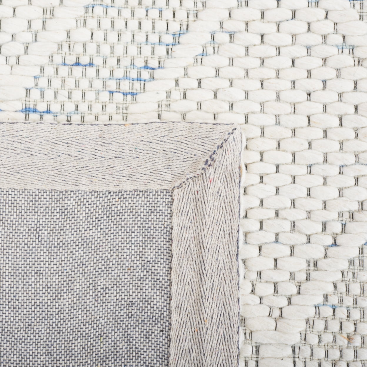 SAFAVIEH Marbella Sharalyn Bordered Area Rug, Ivory/Blue, 6' x 6' Square
