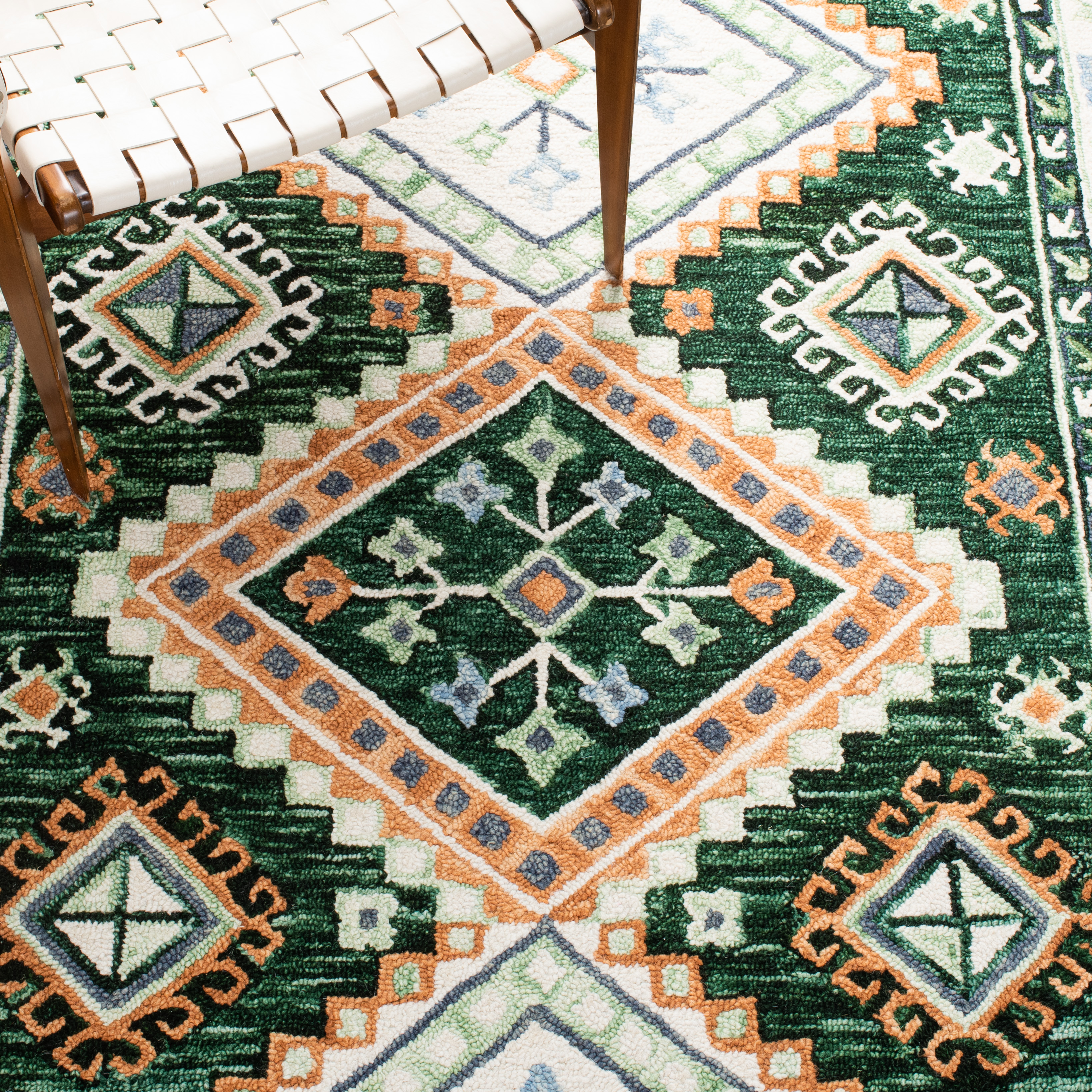 SAFAVIEH Aspen Dedrick Southwestern Wool Area Rug, Green/Ivory, 7' x 7' Round