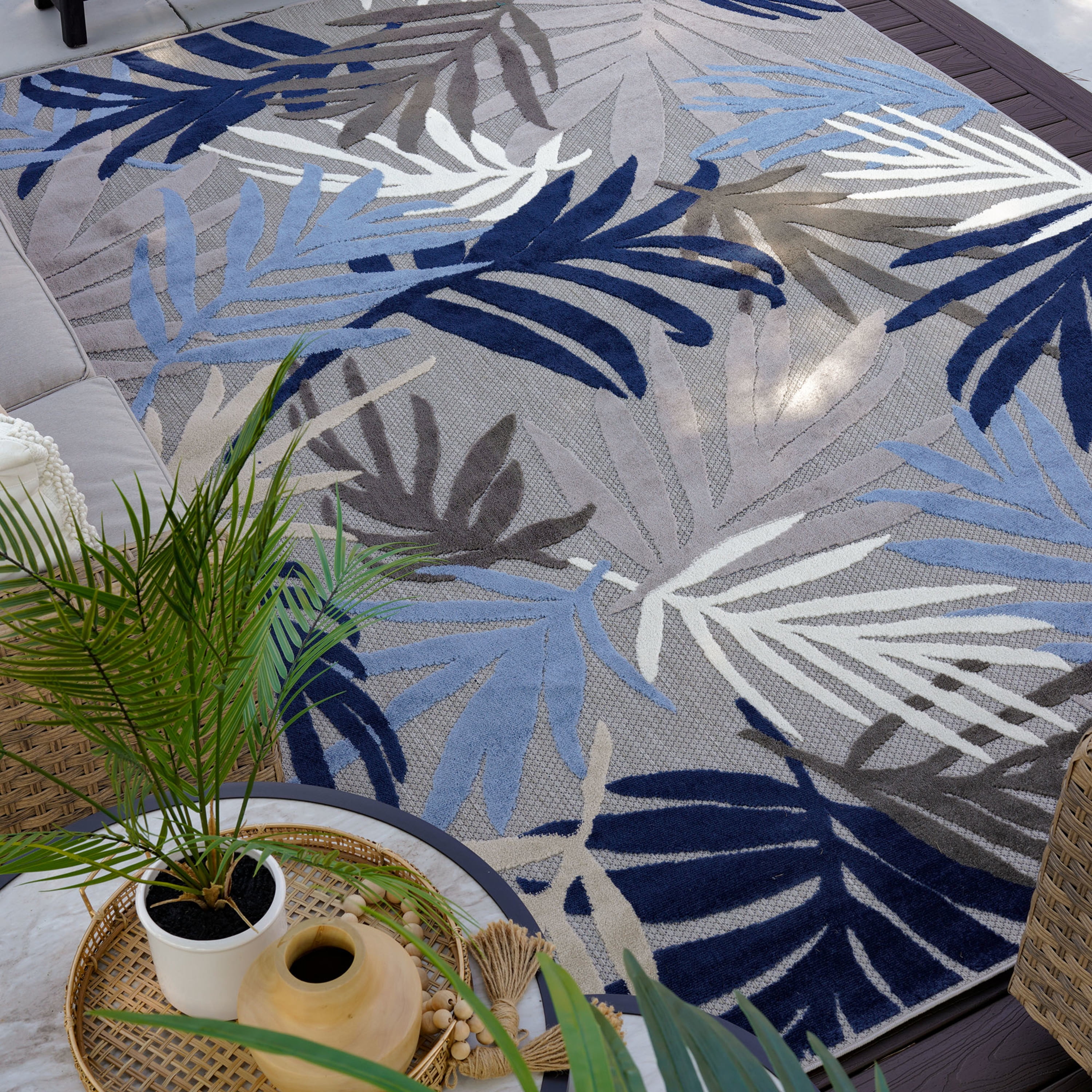 Oasis Modern Floral Blue and Cream Polypropylene Indoor Outdoor Area Rug, 5'x5' Round