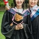thumbnail image 2 of Conjunto de traje de graduación de oso de peluche hecho a mano con birrete, chal y pergamino. Disfraz de graduación de animales de peluche para celebraciones., 2 of 8