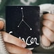 thumbnail image 1 of Taza de cerámica con las 12 constelaciones del zodiaco que cambia de color | Taza mágica reactiva al calor | Apta para lavavajillas y microondas | Regalo astrológico único, 1 of 5
