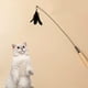 thumbnail image 4 of Varita de gato con plumas, juguete interactivo para gatos, palo de juego con campanas, adecuado para gatitos y gatos, plumas reemplazables, juguete para entrenamiento de mascotas - Negro, 4 of 6