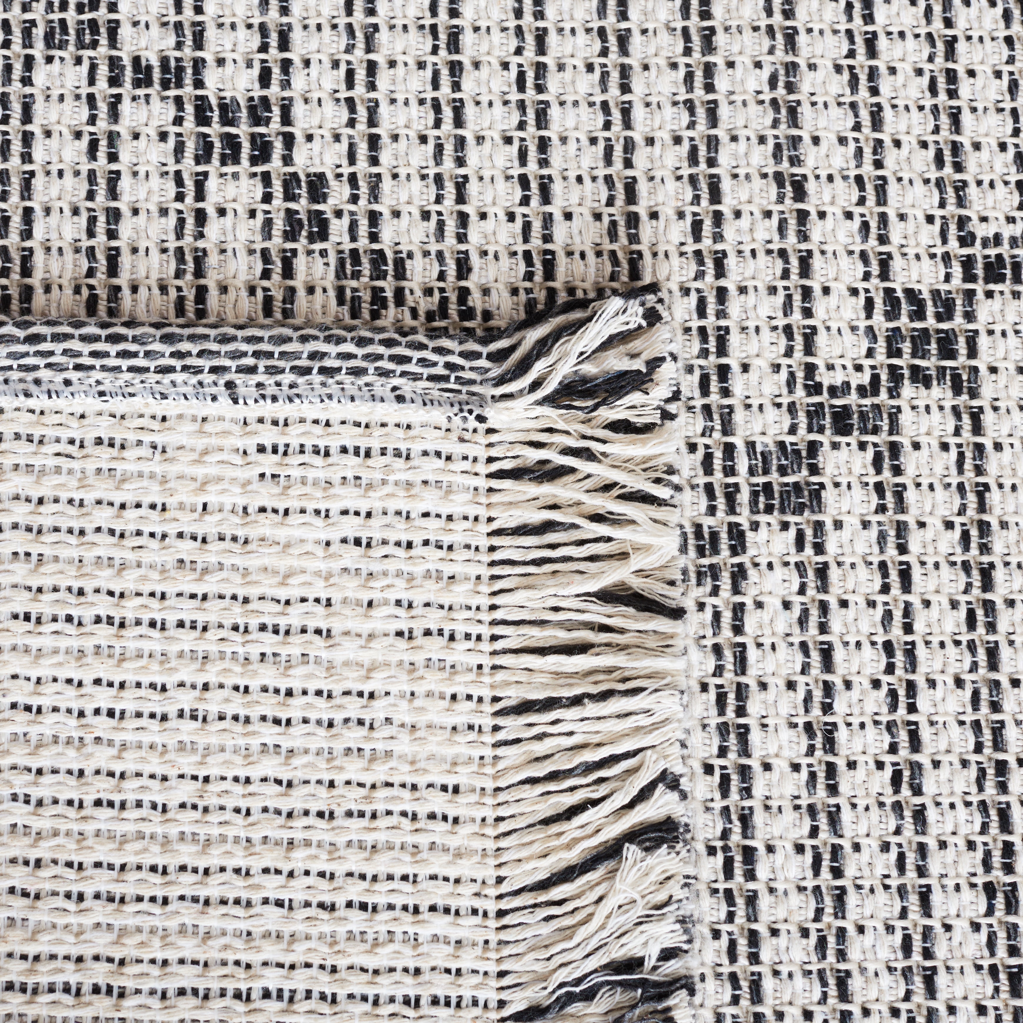 SAFAVIEH Augustine Jannine Geometric Area Rug, Ivory/Black, 5' x 7'7"