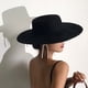 thumbnail image 4 of Minnieouse Sombrero de fieltro negro de moda para mujer, gorra Derby plana de ala ancha para iglesia, sombrero de copa suave de ajuste Universal, Sombreros Beige, 4 of 6