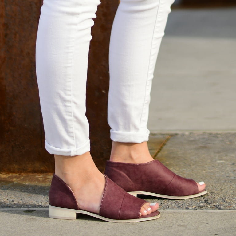 Asymmetrical open shop toe flat