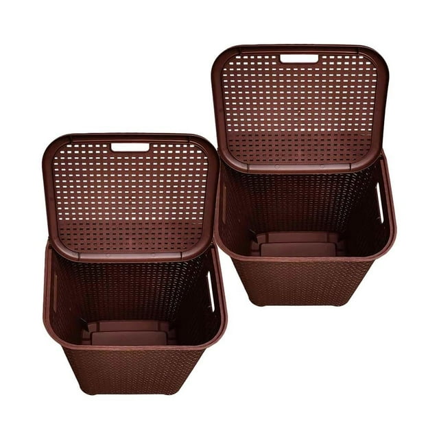 cesto para ropa sucia tipo rattan - 2 piezas con tapa abatible y agarraderas laterales - chocolate dos cestos cuadrados color chocolate con tapa abatible abierta, vista 3/4 frontal; perforaciones que imitan tejido rattan, agarraderas laterales integradas y base sólida para cuarto de lavado; también adecuados para almacenar ropa de temporada.