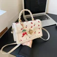 thumbnail image 2 of Este es un bolso rojo con un lindo diseño de cereza para citas e compras., 2 of 6