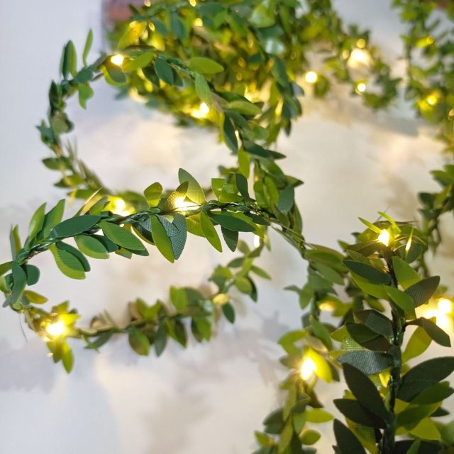 Guirnalda de hojas de hiedra de colores verdes y dorados para jardín, hogar, enredadera con luz de 2 m y 20 LED, planta artificial