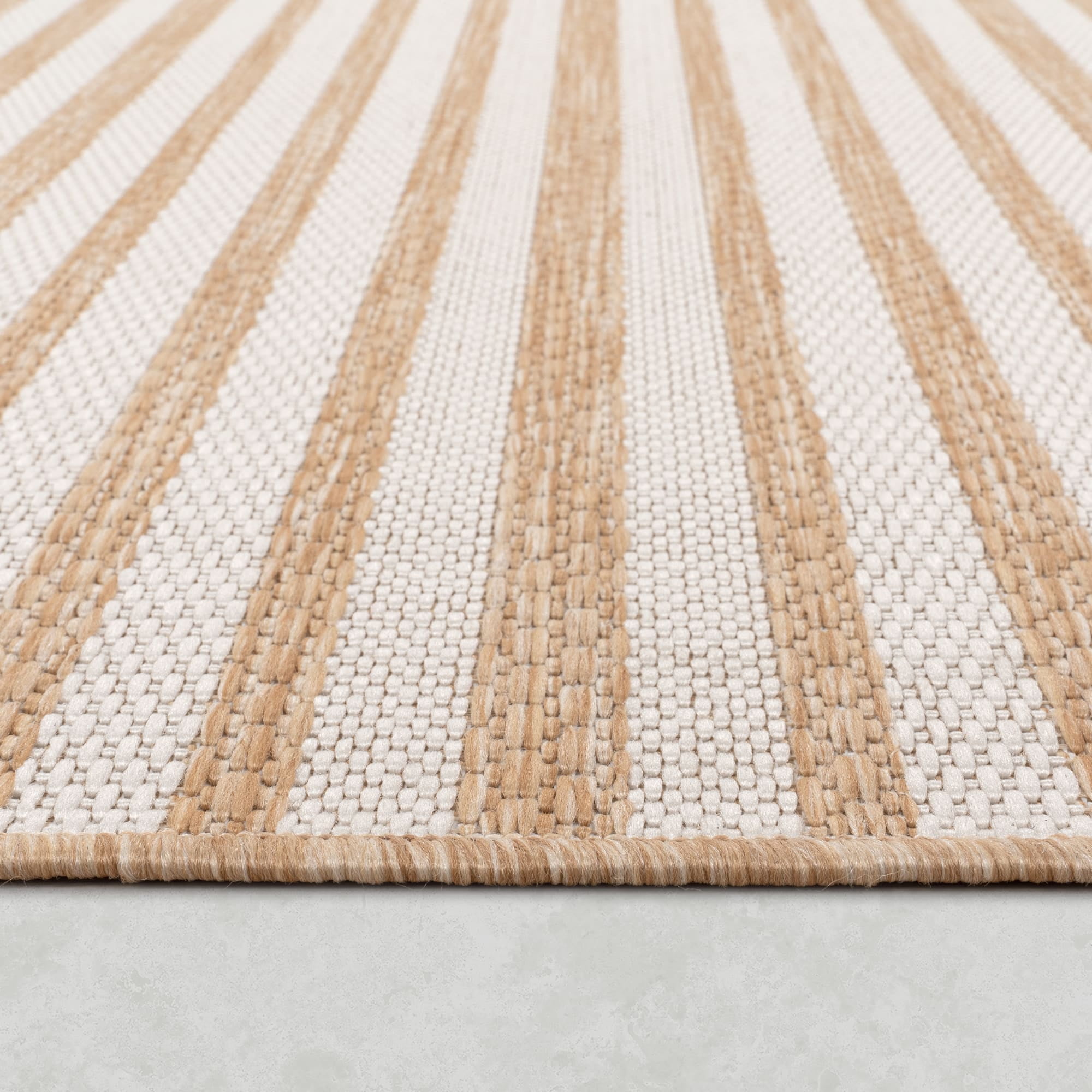 Modern In- & Outdoor Rug with Minimalistic Line Pattern