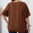 thumbnail image 3 of Top de manga corta para mujer, blusa con cuello en V, costura a rayas, decoración de botones, Top holgado informal de verano, rojo ladrillo XXXL, 3 of 5