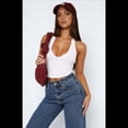thumbnail image 4 of Top Corto Sin Mangas con Cuello Halter y Escote en V Profundo para Mujer, Ajustado, Sin Espalda y para Salir de Verano. M, 4 of 10