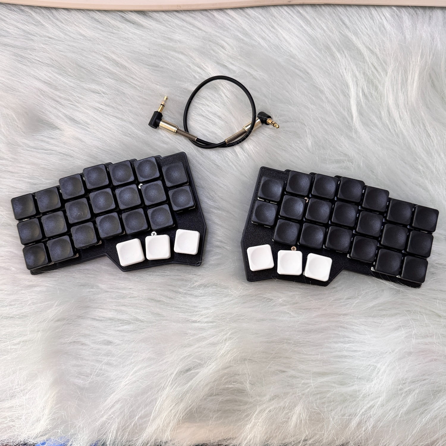 Corne V4 Split Ergonomic Mechanical Keyboard with Low-Profile Keycaps, Hot-Swappable PCB and QMK/VIA Programmable RGB