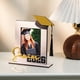 thumbnail image 3 of Marco de fotos de graduación 2026 con borla y birrete decorativos, de madera, para colocar sobre una mesa, ideal para guardar fotos y recuerdos de graduación., 3 of 5