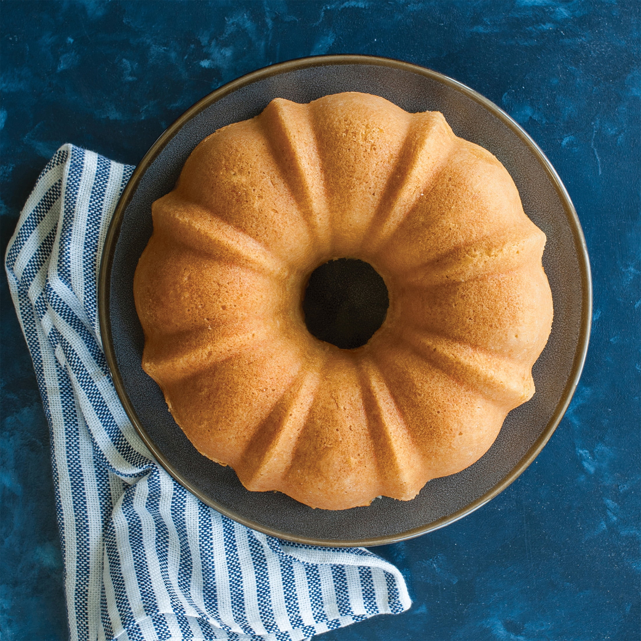 Nordic Ware 12 Cup Formed Original Nonstick Aluminum Bundt + Cake Keeper Set