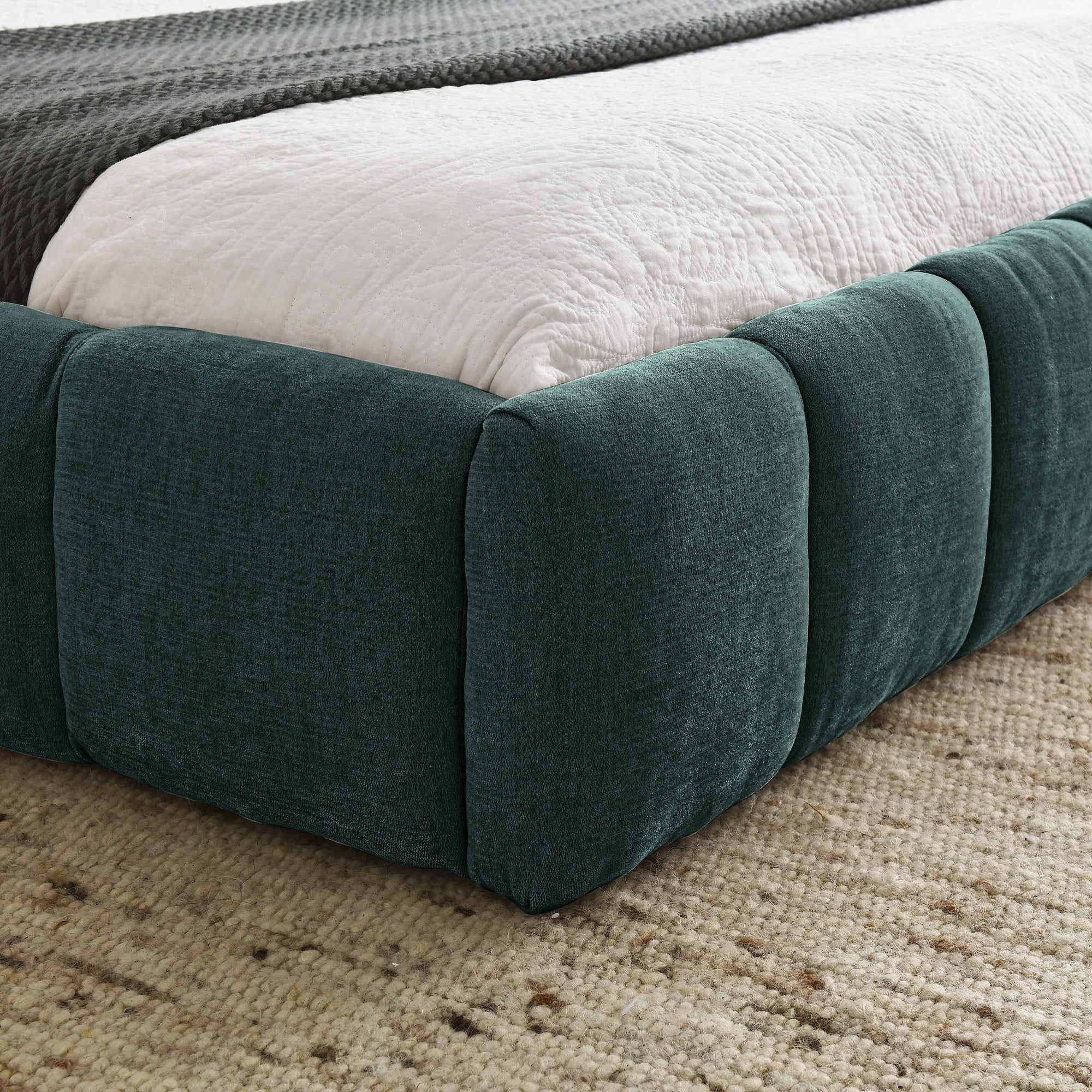 Queen Size Solid and Stable Upholstered Bed Frame with Thick Fabric, Chenille Fabric Grounded Queen Size Platform Bed with Headboard and Solid Frame, No Box Spring Needed(68''*86,5''*23,5'') (Blue)
