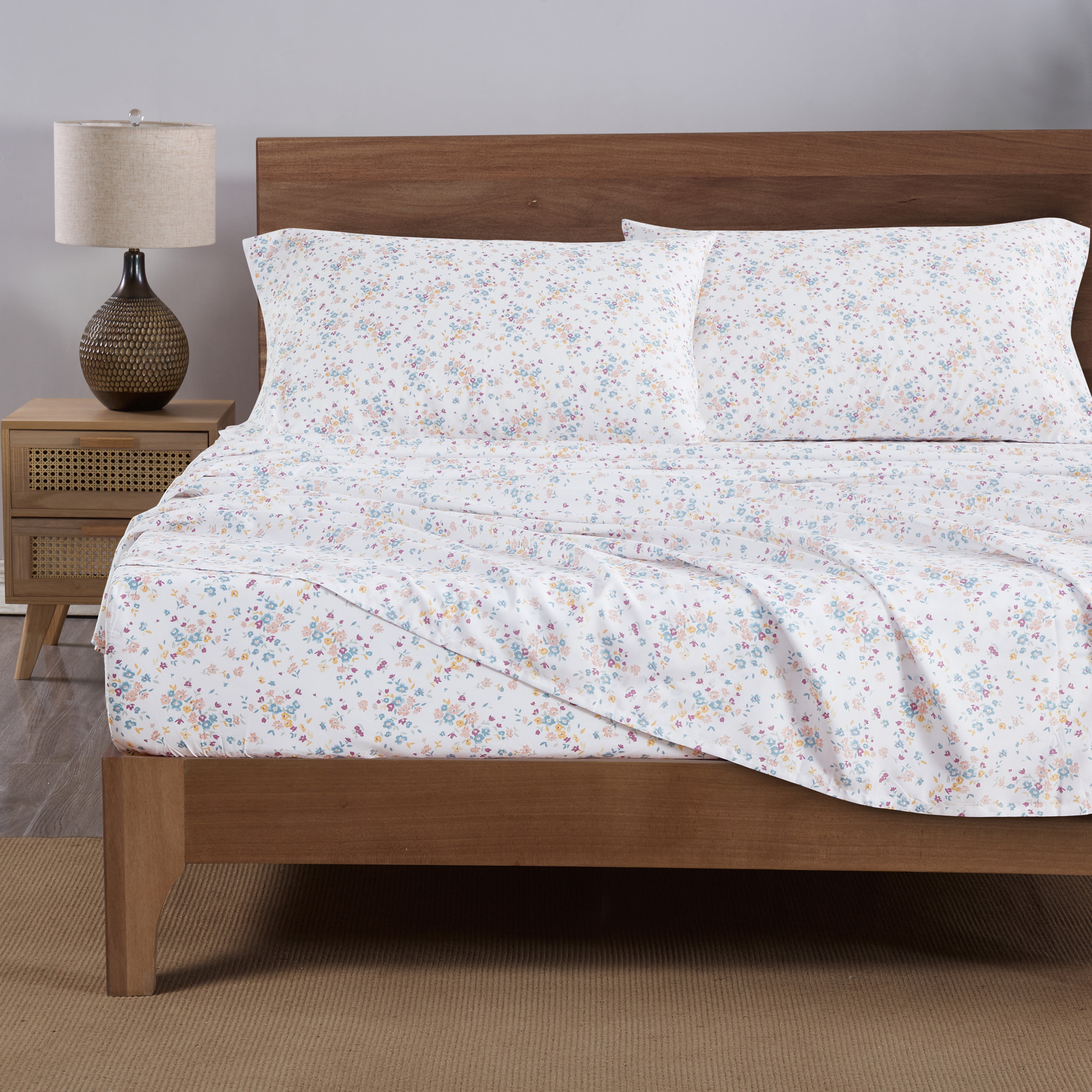 Mainstays Super Soft High Quality Brushed Microfiber Pillowcase Set, Std/Queen, White Floral, 2 Piece