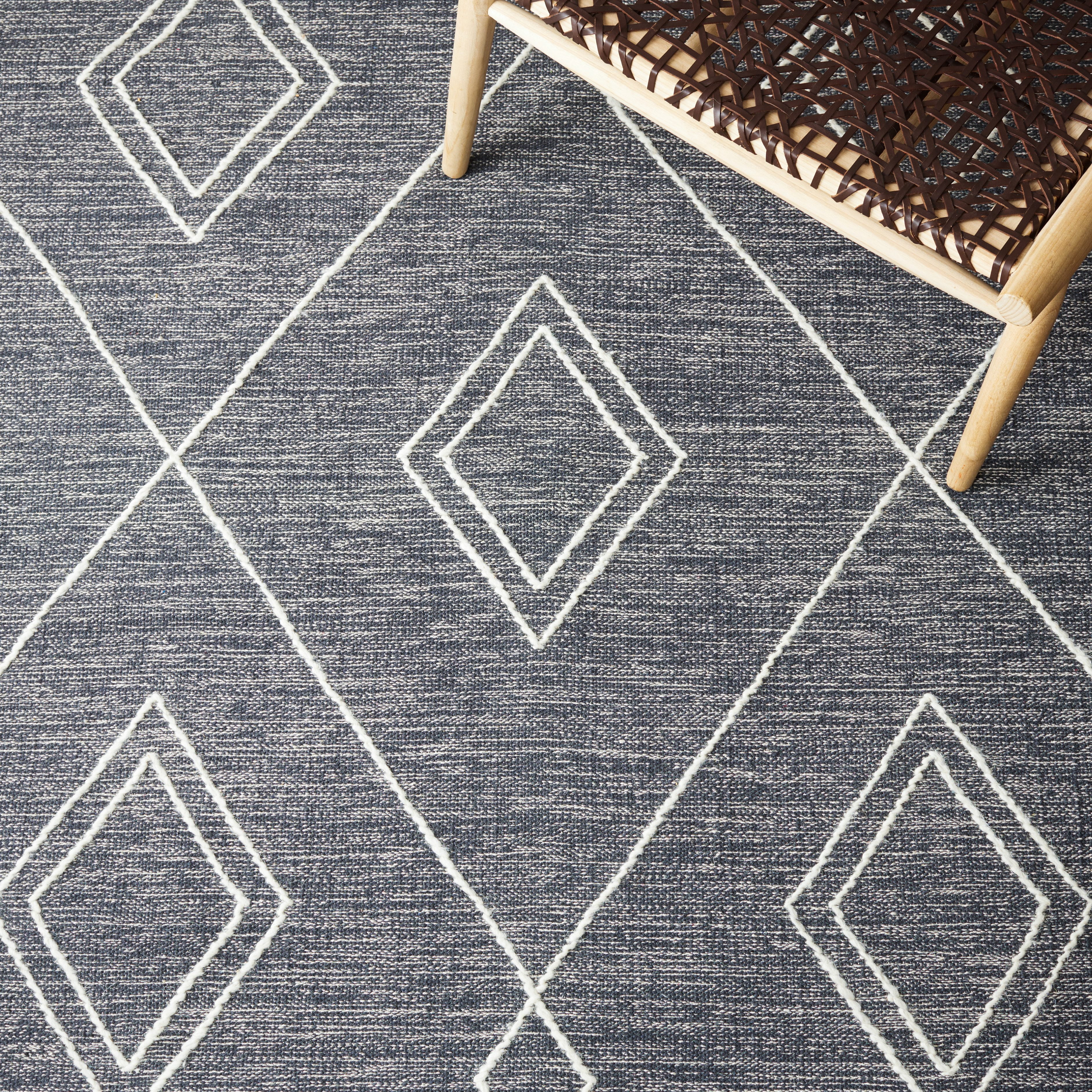 Safavieh Kilim Chloe Tribal Area Rug, Charcoal/Ivory, 5' x 8'