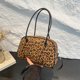 thumbnail image 2 of Bolso de mano retro con diseño de leopardo para mujer, novedad de otoño e invierno de 2025, bolso de mano de gran capacidad para ir al trabajo, bolso de hombro tipo axila., 2 of 5