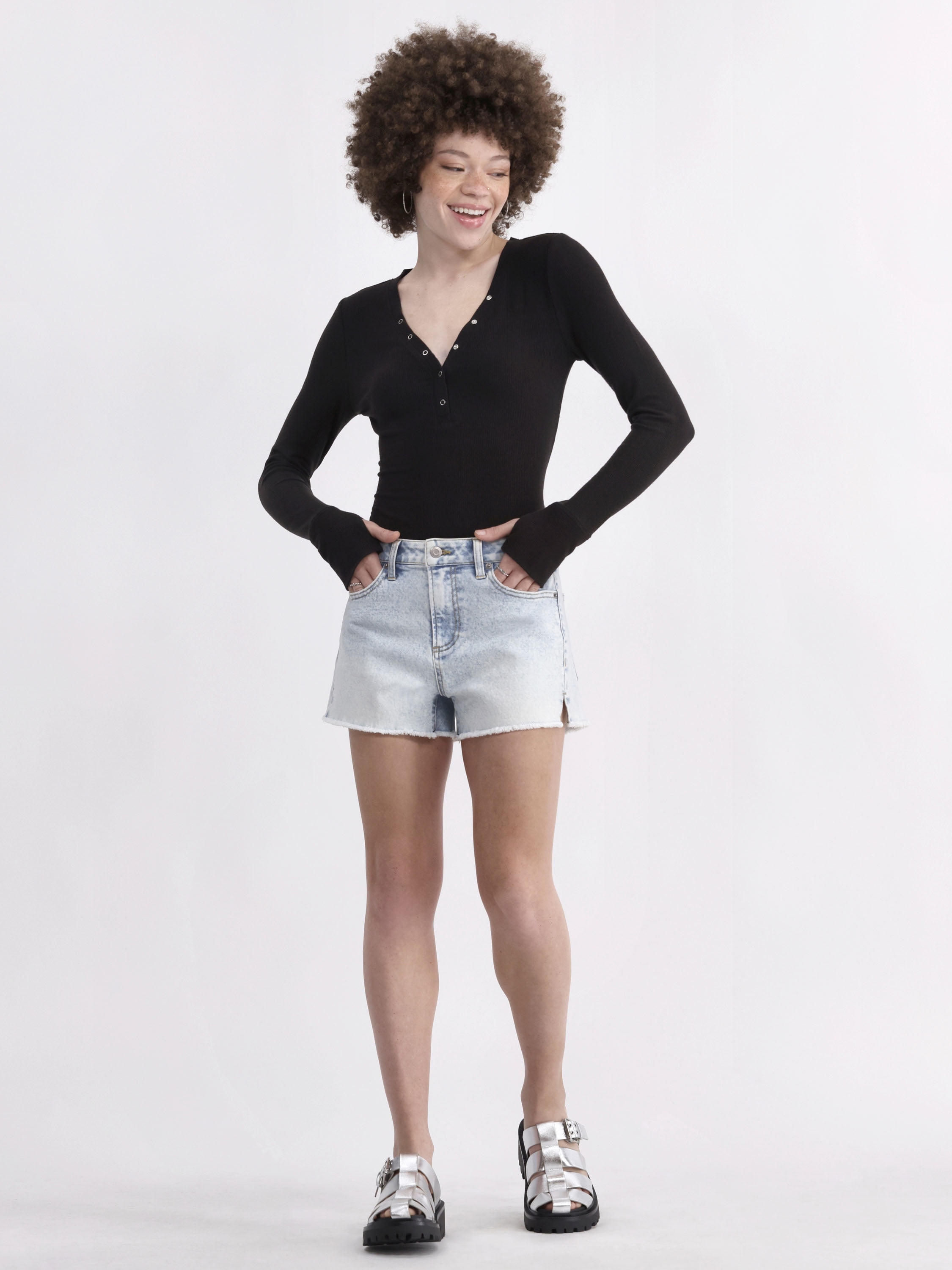 No Boundaries Women's Mid Rise Denim Short, Sizes 2-26W