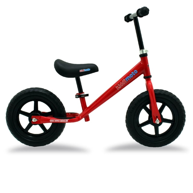 bicicleta de equilibrio balance primera sin pedales rojo Kiddi Moto, vista lateral centrada; marco de acero rojo con tubo inclinado, asiento acolchado negro ajustable, manillar negro con puños, llantas negras macizas resistentes a pinchazos y ruedas de cinco radios. Adecuada para enseñar equilibrio a niños pequeños.