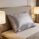 thumbnail image 4 of Funda de almohada de terciopelo para el cabello y la piel | Funda de almohada con cierre tipo sobre | Tejido suave y liso que reduce el encrespamiento y las arrugas, 4 of 6