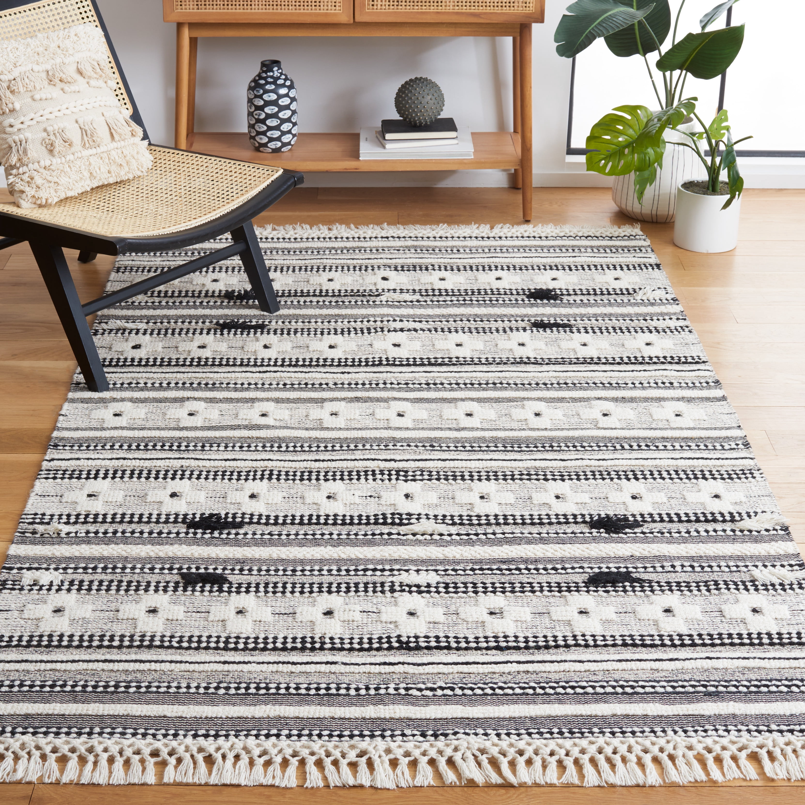 SAFAVIEH Natura Amanda Southwestern Area Rug, Black/Ivory, 5' x 8'