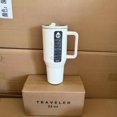 thumbnail image 1 of Vaso HydroJug de 32OZ/40OZ, tapa de paja para viajero, taza de coche con aislamiento al vacío de acero inoxidable, viaje térmico helado de doble pared,Cream,40OZ, 1 of 10
