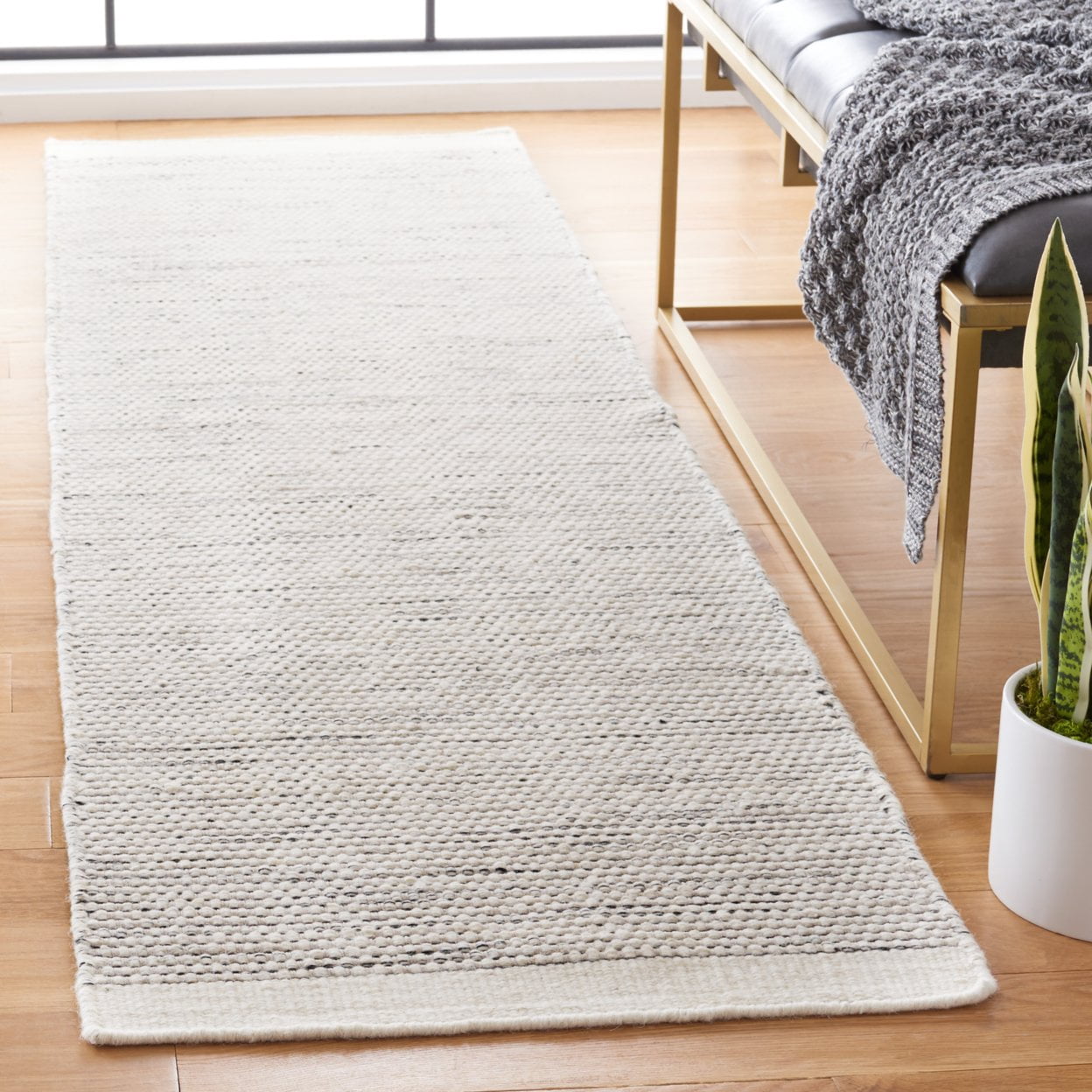 SAFAVIEH Vermont Zarif Distressed Dotted Area Rug, Ivory/Black, 4' x 6'
