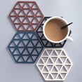 thumbnail image 4 of Tapete hexagonal de silicona para mesa, Protector de silicona resistente al calor, trípode para cocina, posavasos para encimera, 4 Uds., 4 of 5