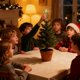 thumbnail image 5 of Estrella de Navidad a pilas para la copa del árbol | Estrella explosiva de metal dorado con luces LED | Decoración festiva para la copa del árbol, 5 of 5