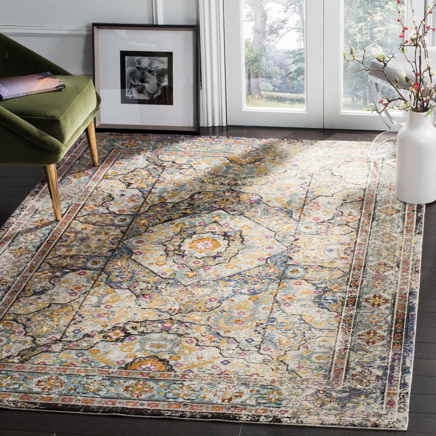 Safavieh Aria Lucy Traditional Area Rug