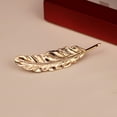 thumbnail image 3 of Broche de la Vendimia Hugo de Plumas Doradas para Hombre, 3 of 7