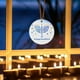 thumbnail image 4 of Adorno acrílico de Christmukkah | Colgante decorativo para árbol de Navidad y Hanukkah (8 x 8 cm) | Combina tradiciones judías y cristianas | Regalo familiar para niños y adultos, 4 of 4