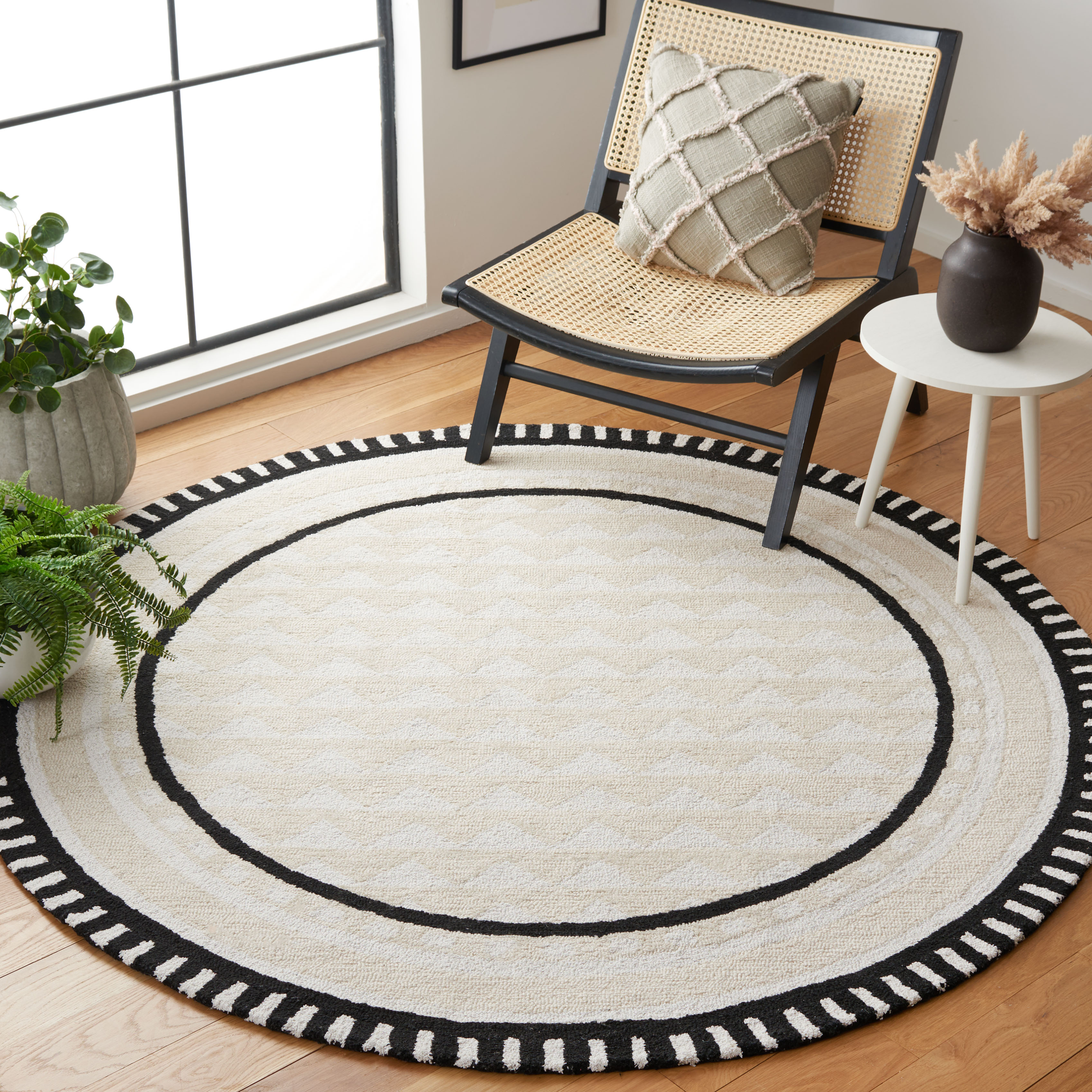 SAFAVIEH Capri Jampa Southwestern Area Rug, Ivory/Beige, 6' x 6' Round