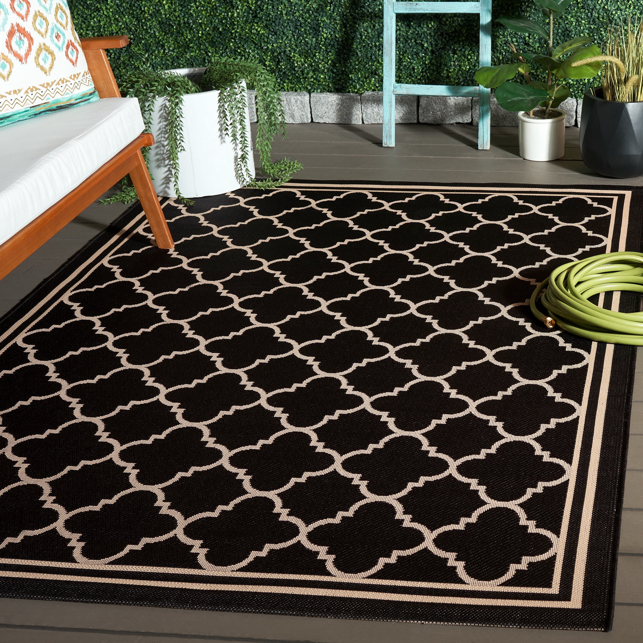 Safavieh Courtyard Alina Geometric Quatrefoil Indoor/Outdoor Area Rug, Black/Beige, 4' x 4' Square