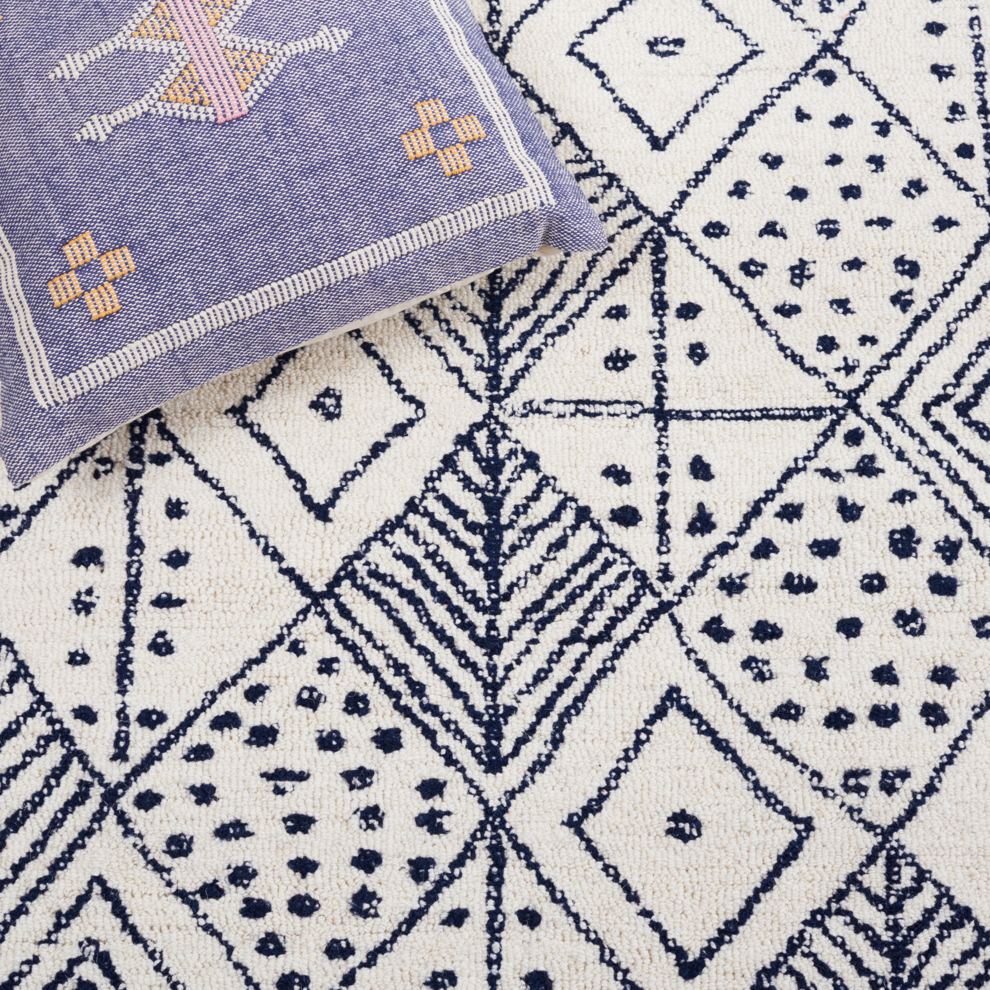 SAFAVIEH Casablanca Santana Diamond Runner Rug, Ivory/Blue, 2'3" x 9'