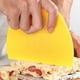 thumbnail image 5 of Rascador de masa de plástico con marcas de medición - Herramienta flexible para repostería para amasar, cortar y dar forma a la masa, tortitas, salchichas, 5 of 6