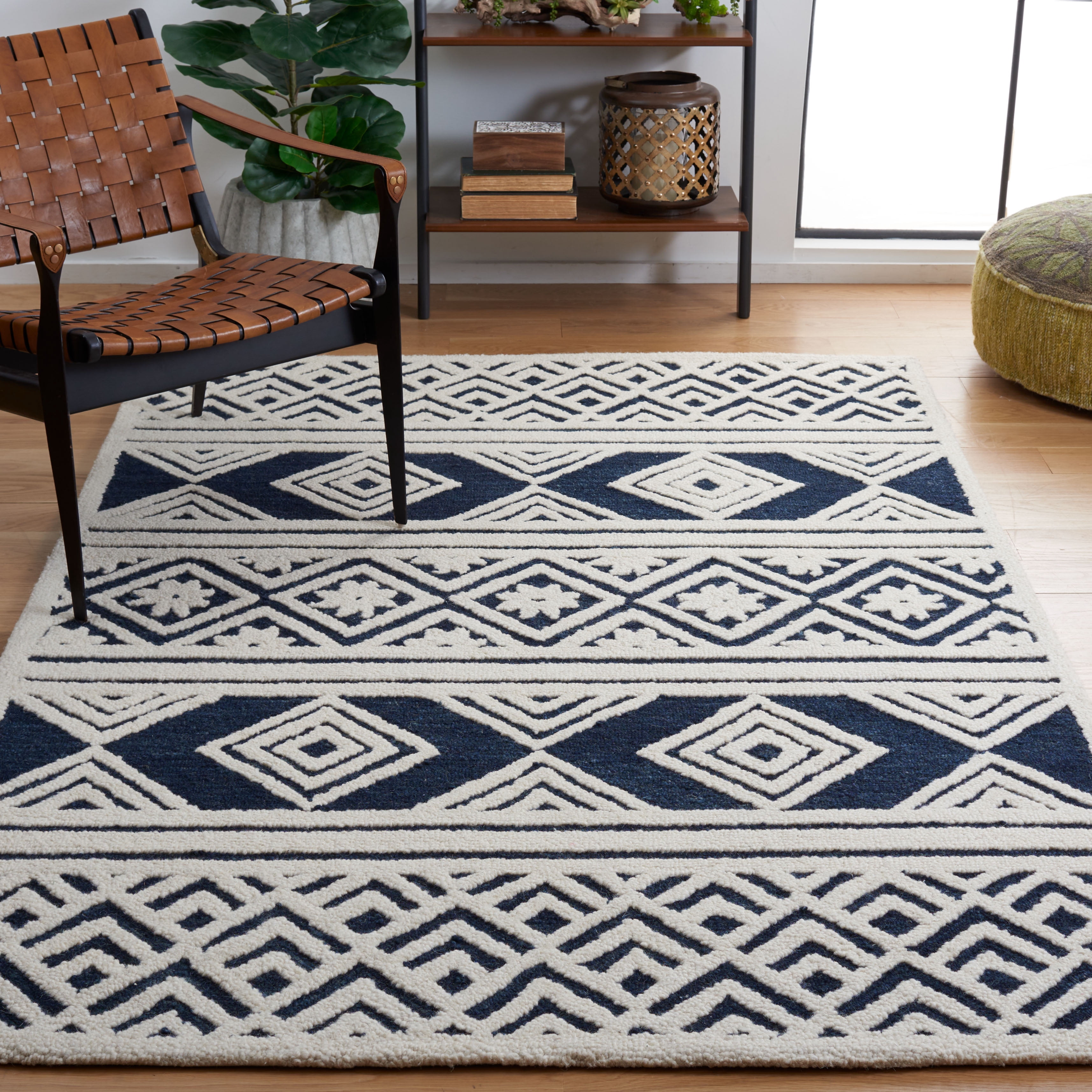SAFAVIEH Casablanca Esmond Geometric Area Rug, Ivory/Navy, 5' x 8'