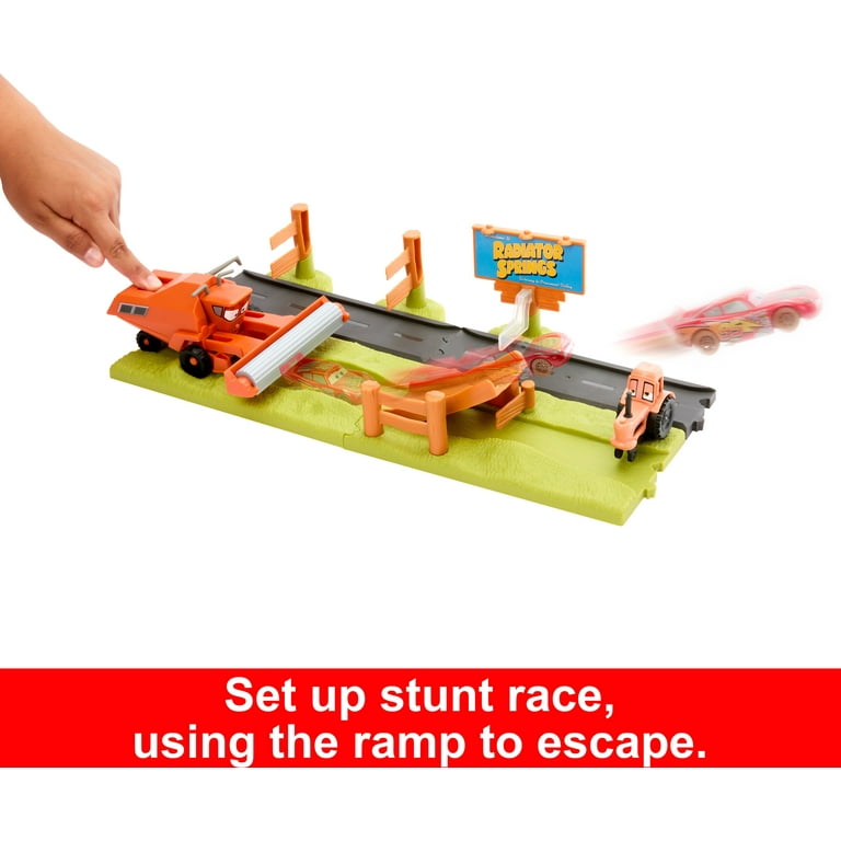 カーズ マテル FRANK ESCAPE & STUNT プレイセット ミニカー Disney Pixar Cars Frank Escape & Stunt Race Playset with