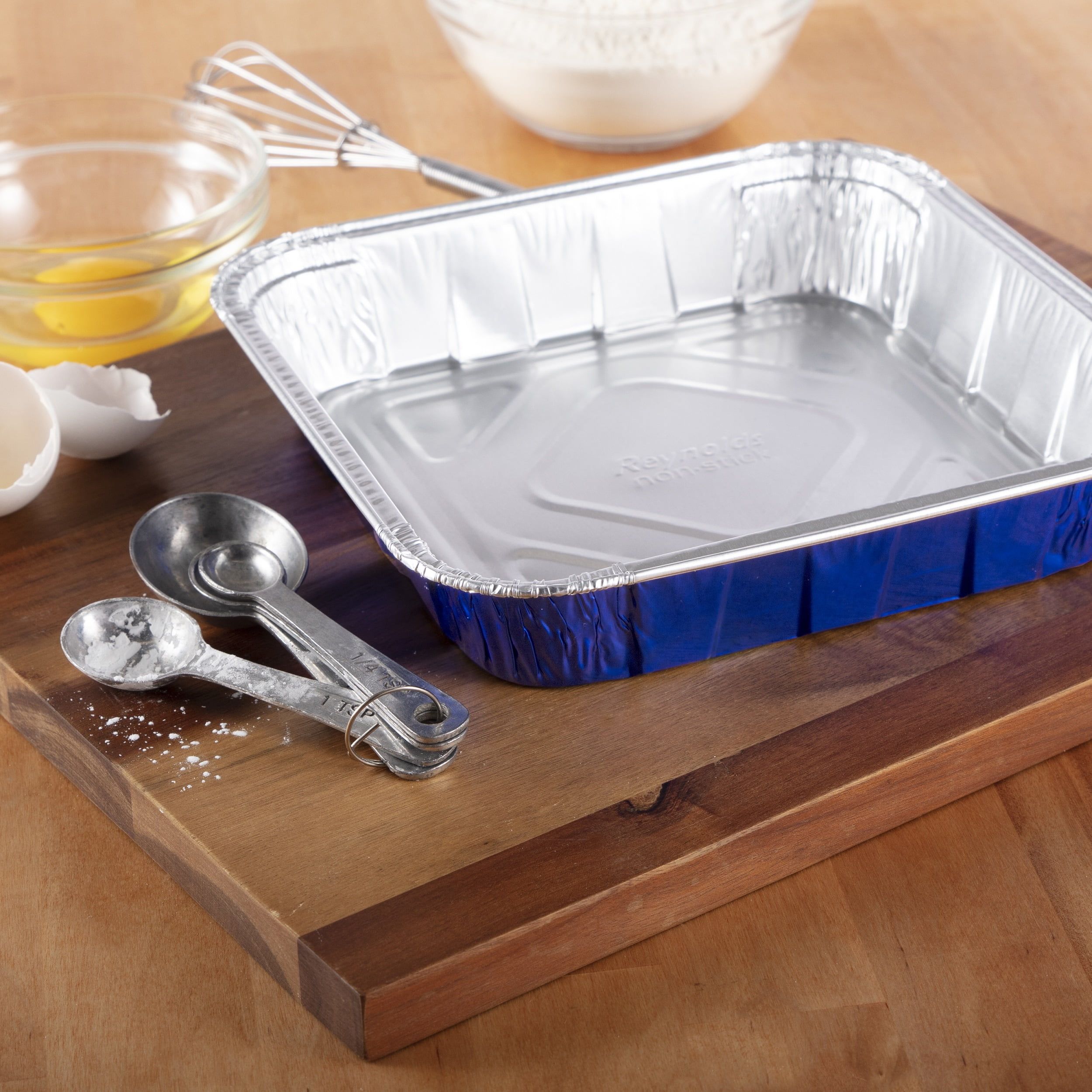 Reynolds Kitchens Aluminum Pans with Lids, Blue, 13x9 Inch, 2