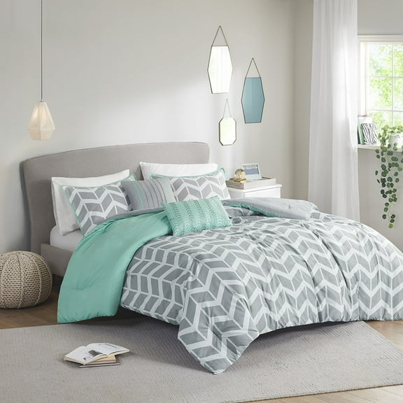 Intelligent Design Nadia Comforter Set in Aqua