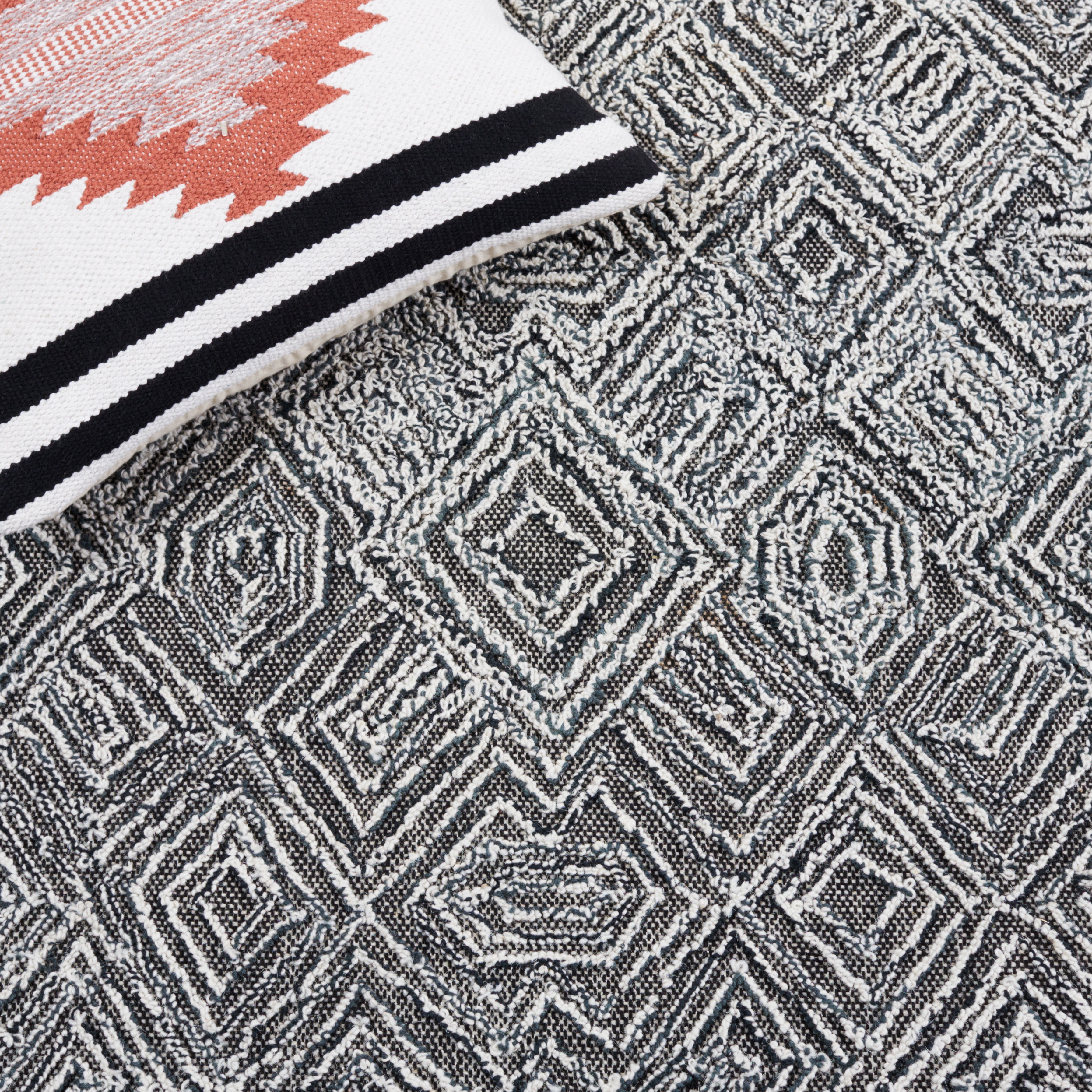 SAFAVIEH Textural Adrasteia Geometric Area Rug, Black/Ivory, 4' x 6'