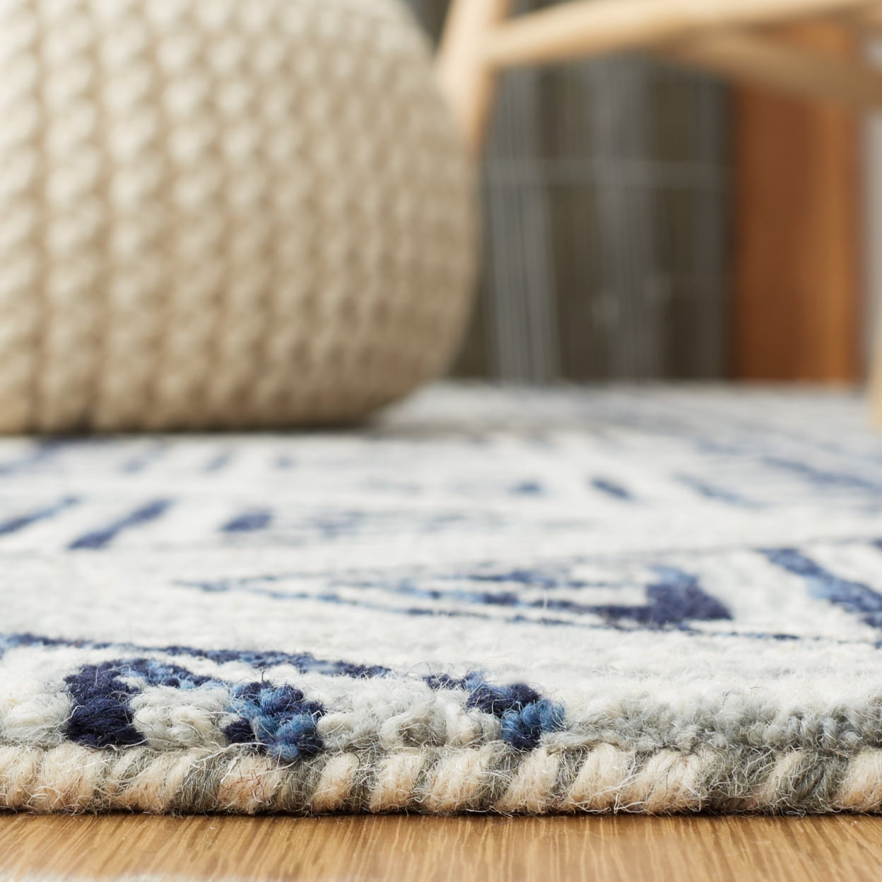 SAFAVIEH Metro Andrew Diamond Area Rug, Blue/Ivory, 4' x 6'