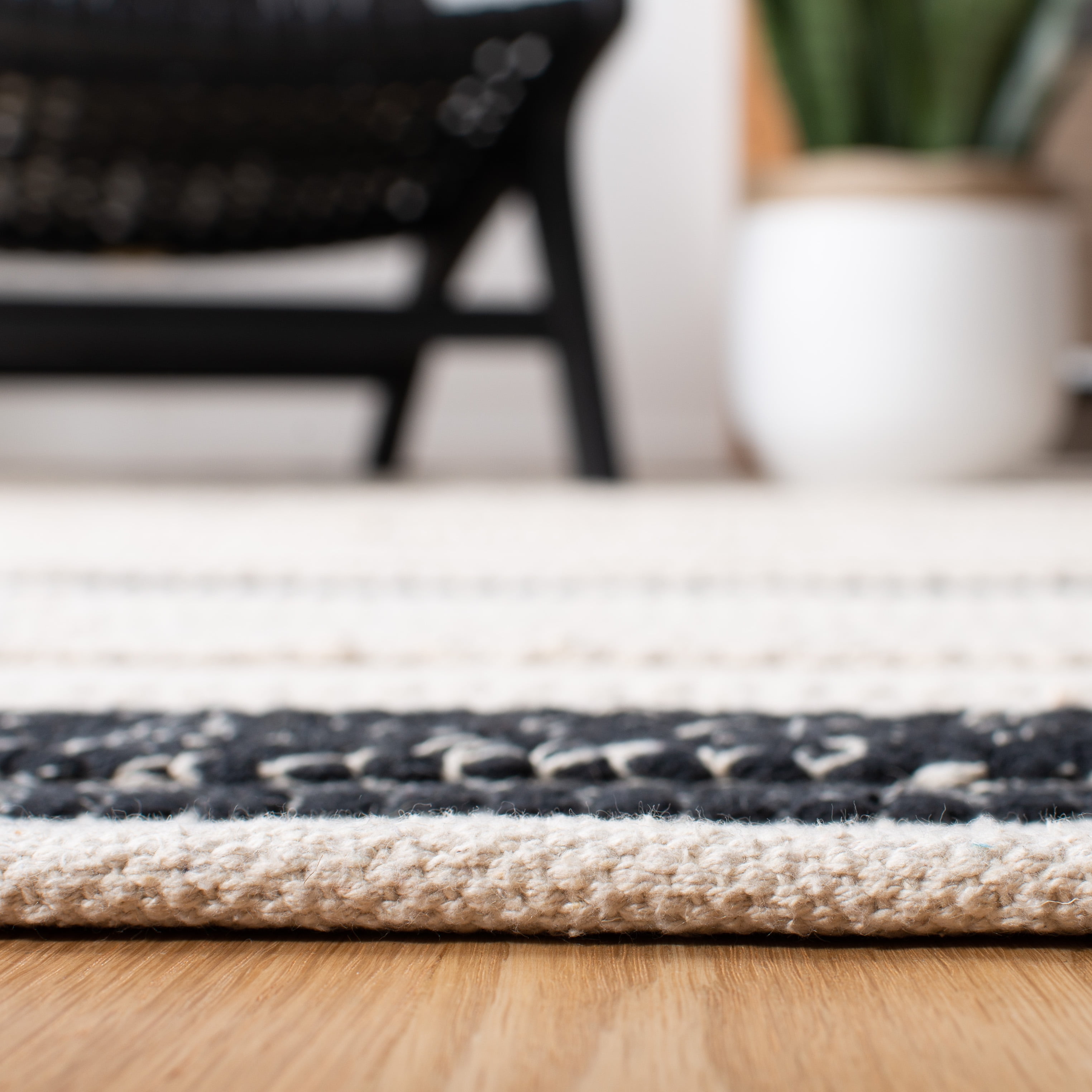 SAFAVIEH Striped Kilim Kevin Striped Cotton Area Rug, Ivory/Black, 5' x 8'
