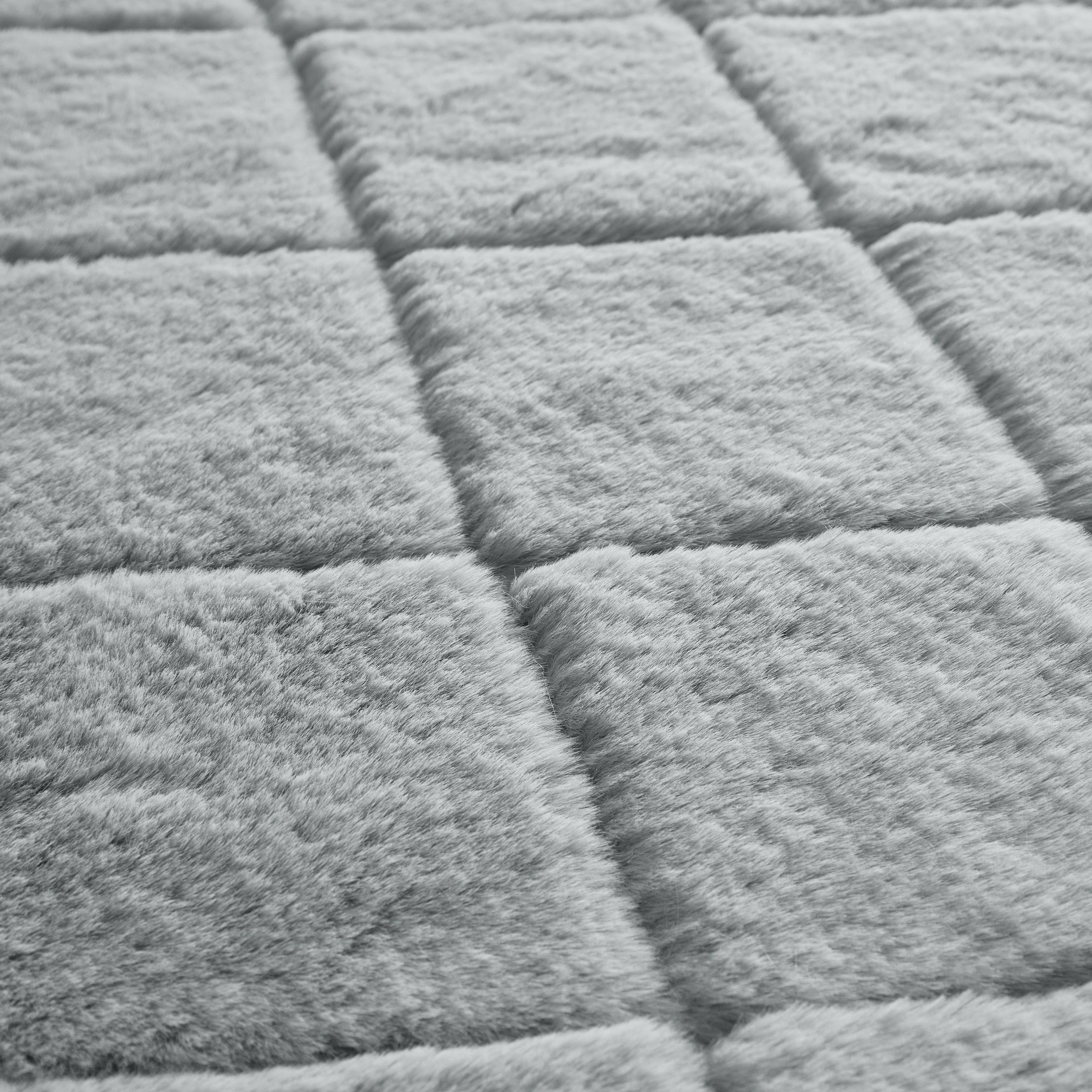 Better Homes & Gardens Diamond Faux Fur Room Rug, Gray, 30"x46"